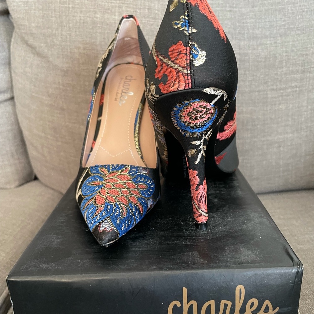 Charles David Sweetness Black floral pumps 8m.